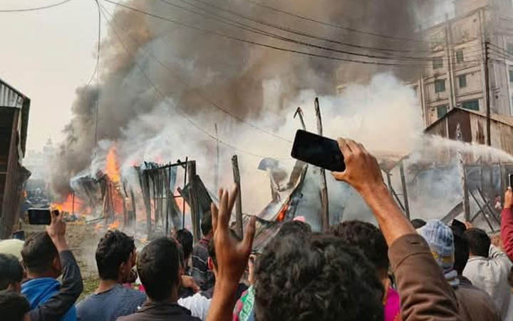 গাজীপুরে কাঁচাবাজার আড়তে আগুন